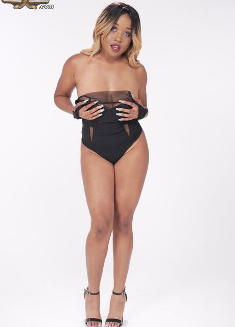 Кичинекей қыздың сексуалды Www smotri com тікелей секс трансляциялары